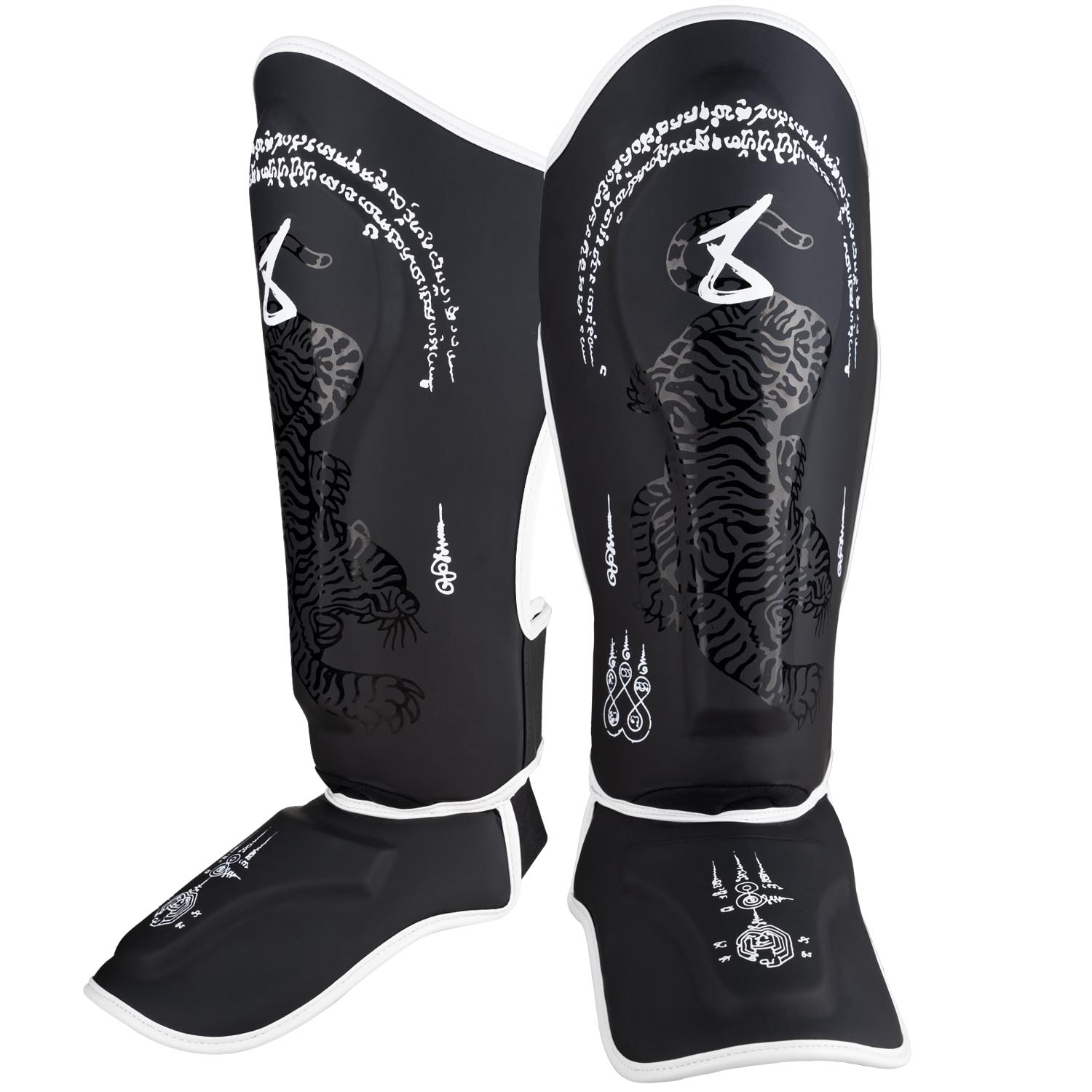 8 WEAPONS Schienbeinschoner, Sak Yant Big Tiger, schwarz-matt, S