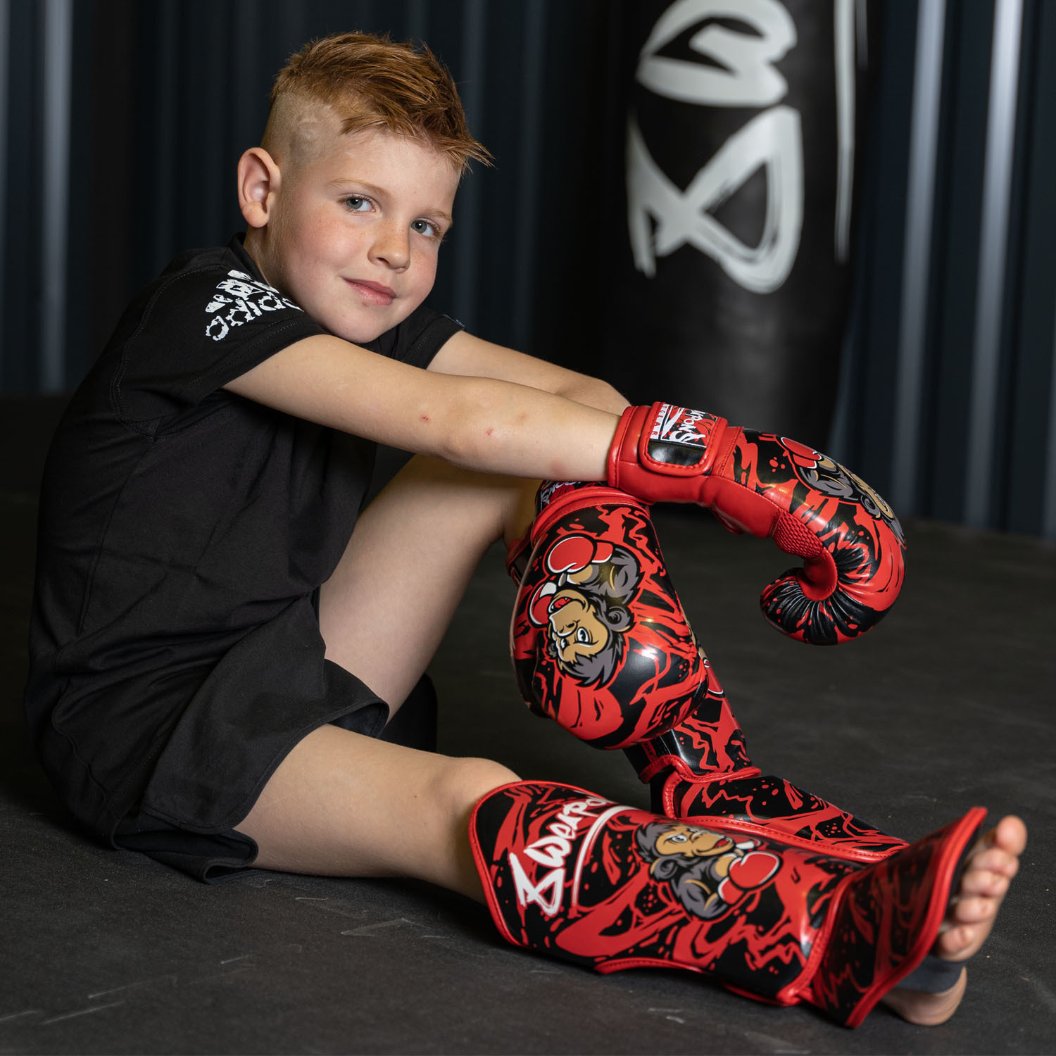 8 WEAPONS Schienbeinschoner, Kinder, Joe, schwarz-rot, S/M