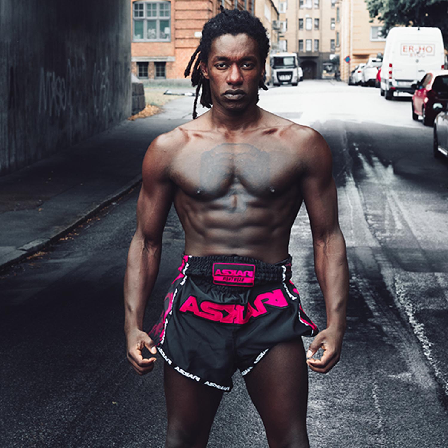 ASKARI Muay Thai Shorts, Sahara, schwarz-rot, S