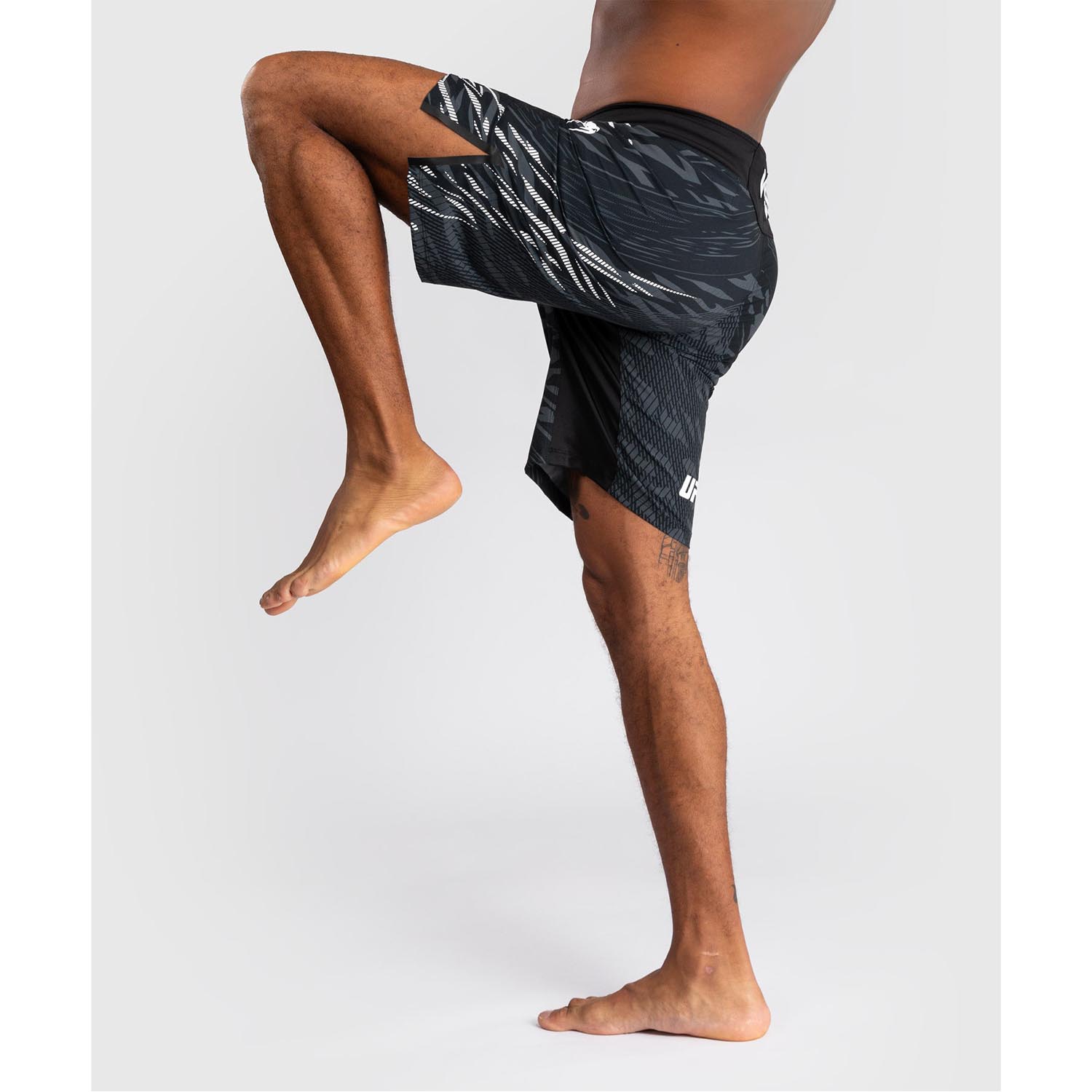 VENUM MMA Fight Shorts, UFC Fusion Authentic Fight Night, Long Fit, schwarz-weiß, S
