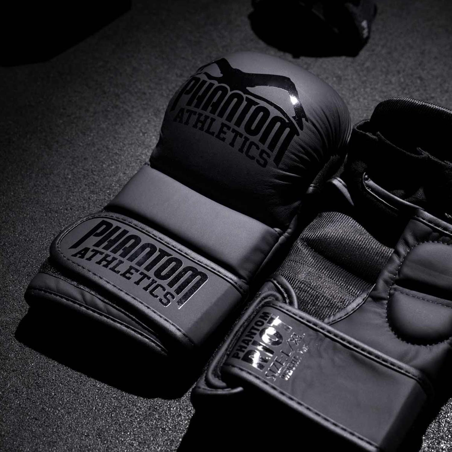 Phantom Athletics MMA Boxing Gloves, Riot, blackout Edition, black, S/M