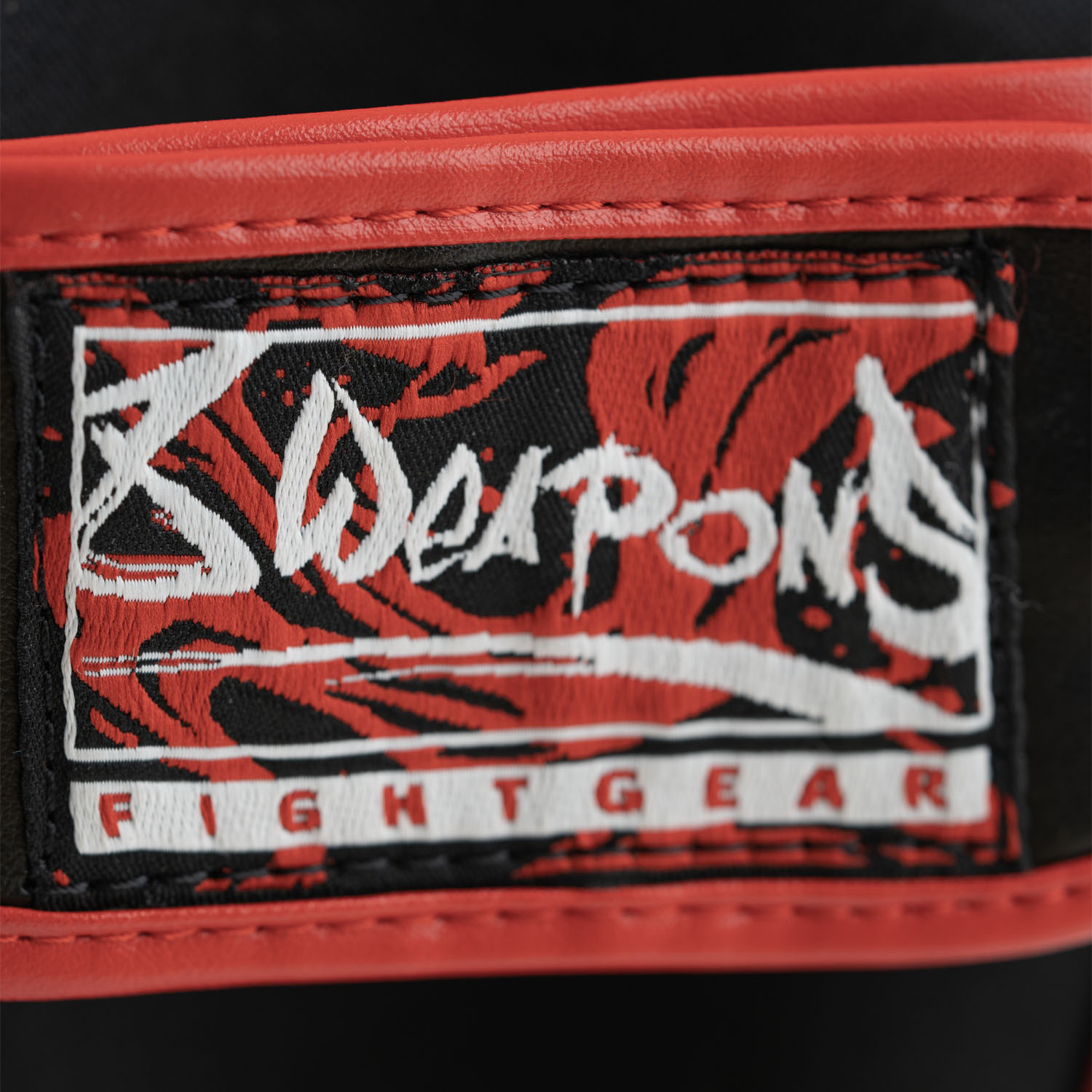 8 WEAPONS Schienbeinschoner, Kinder, Joe, schwarz-rot, S/M