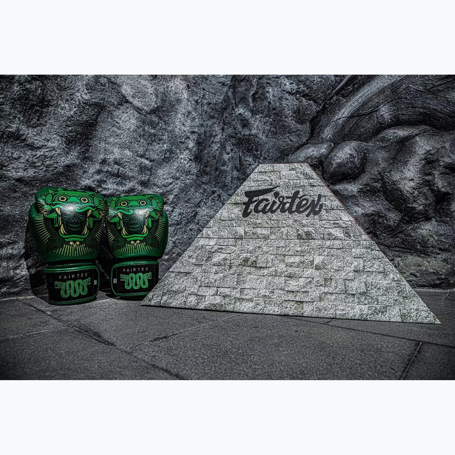 Fairtex Boxing Gloves, Resurrection, green, 16 Oz
