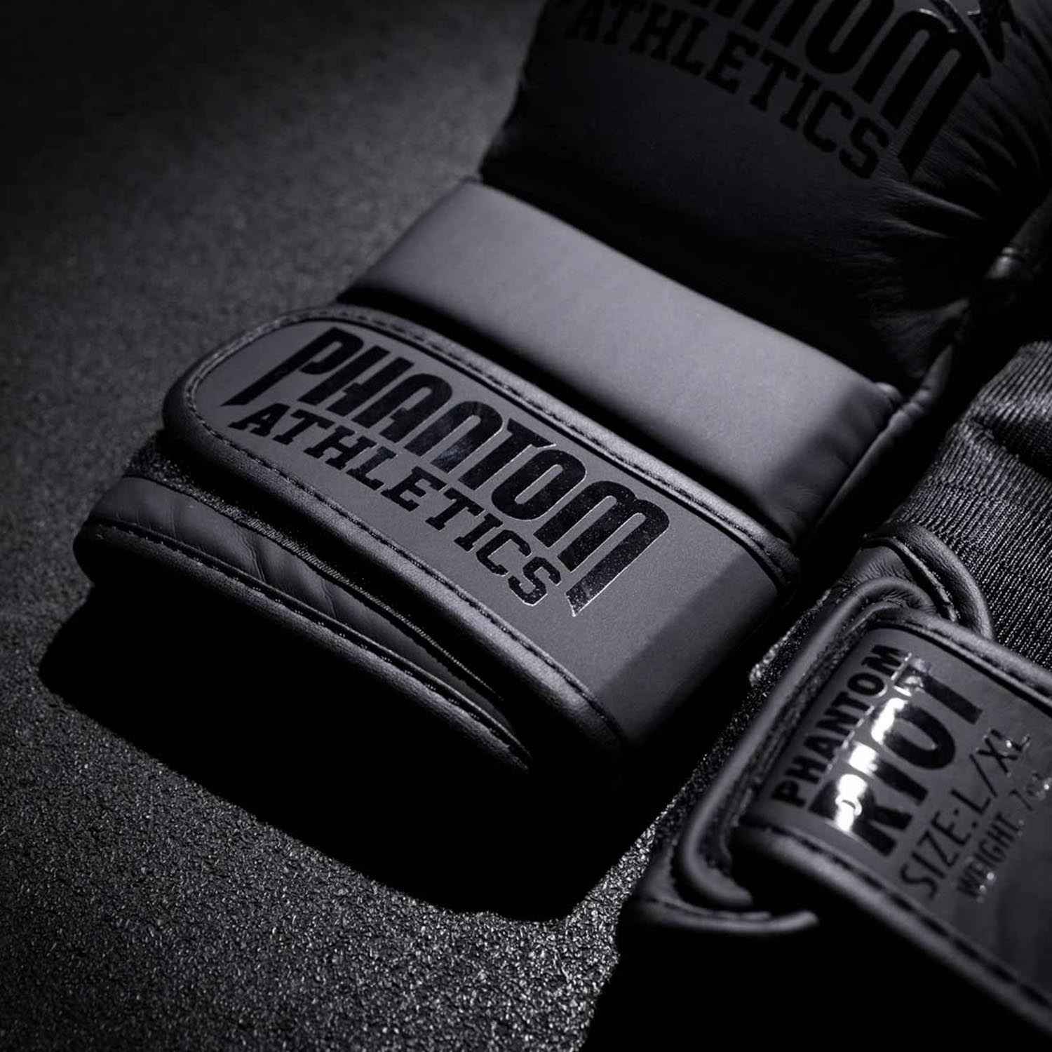 Phantom Athletics MMA Boxing Gloves, Riot, blackout Edition, black, S/M