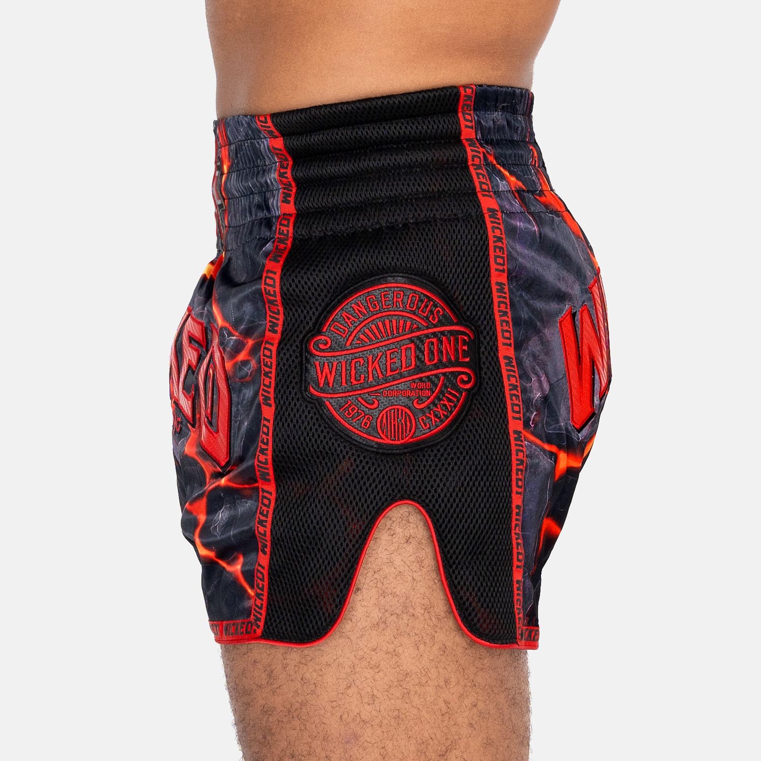 Wicked One Muay Thai Shorts, Magma, schwarz-rot, XL